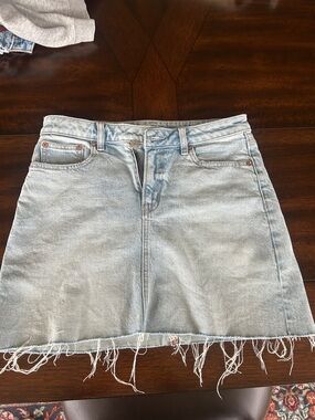 AMERICAN EAGLE Light Wash Denim Frayed Hem Mini Skirt - Women